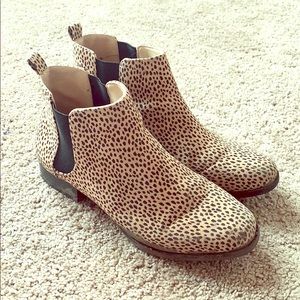 Old Navy size 7 Cheetah Print Chelsey Boots